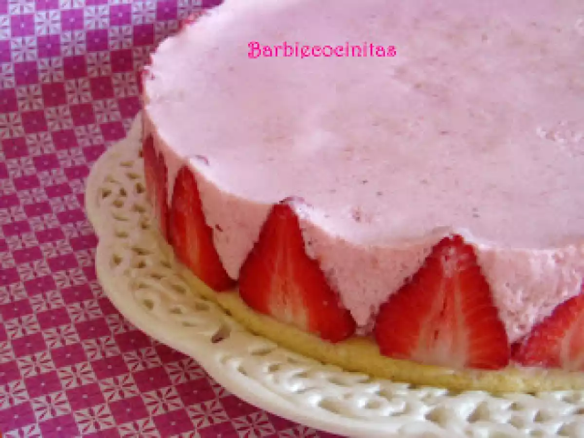 Tarta de mousse de fresas con corazón de nata