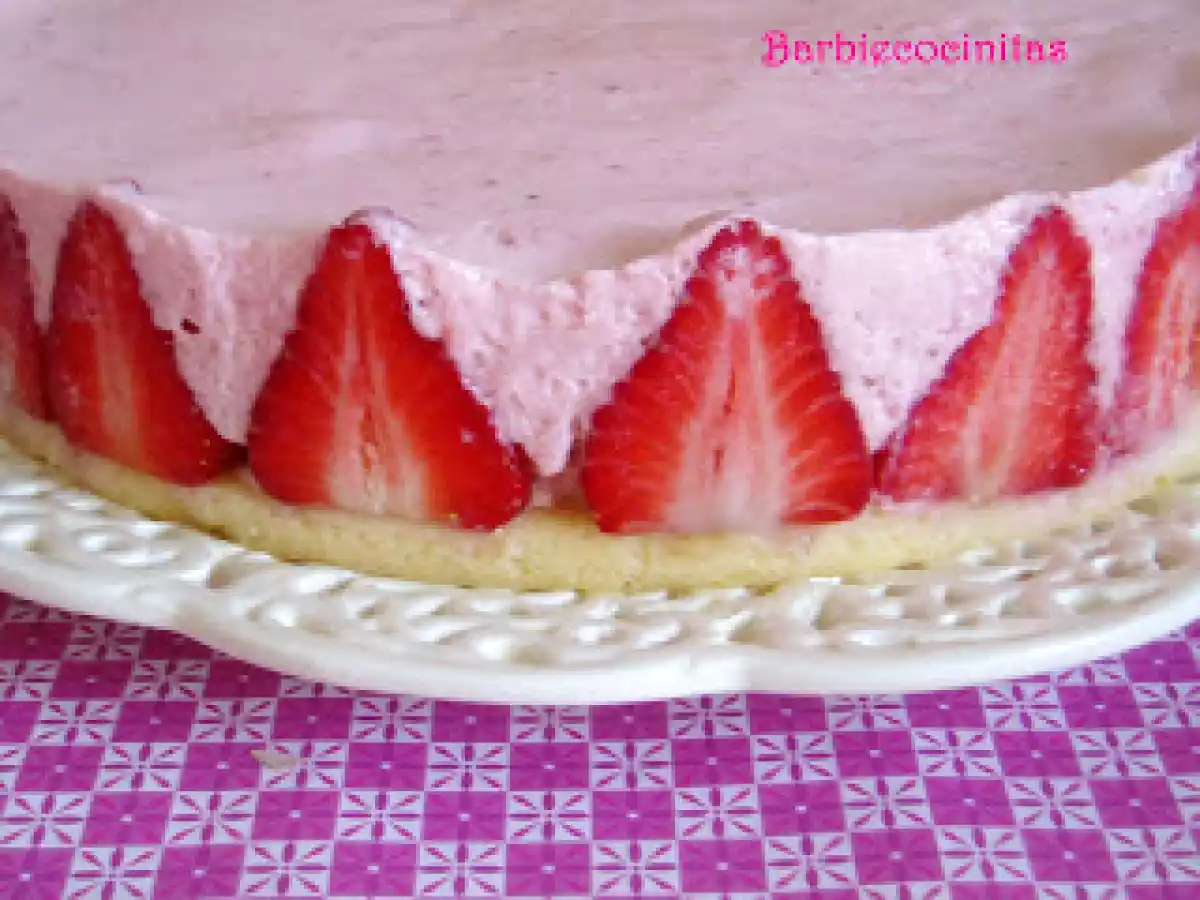 Tarta de mousse de fresas con corazón de nata - foto 2