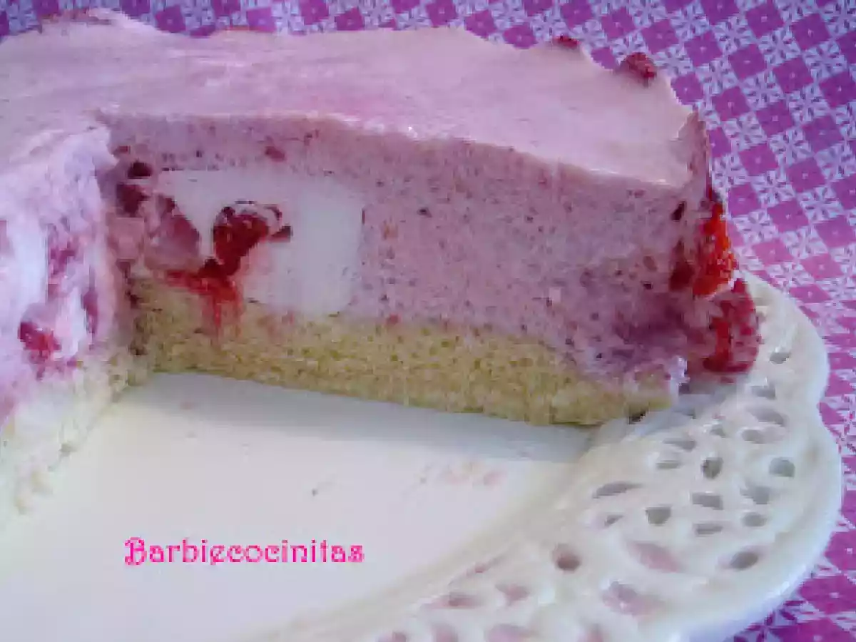 Tarta de mousse de fresas con corazón de nata - foto 3