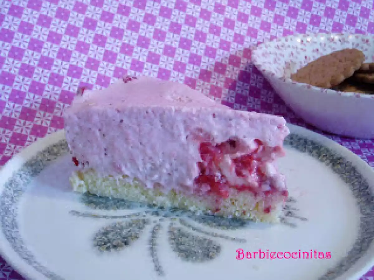 Tarta de mousse de fresas con corazón de nata - foto 4