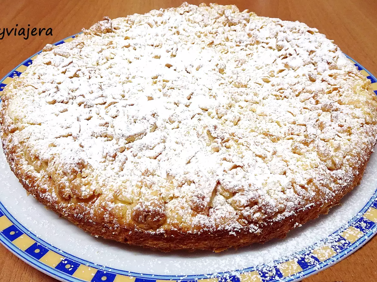 Tarta rellena de crema de yogur