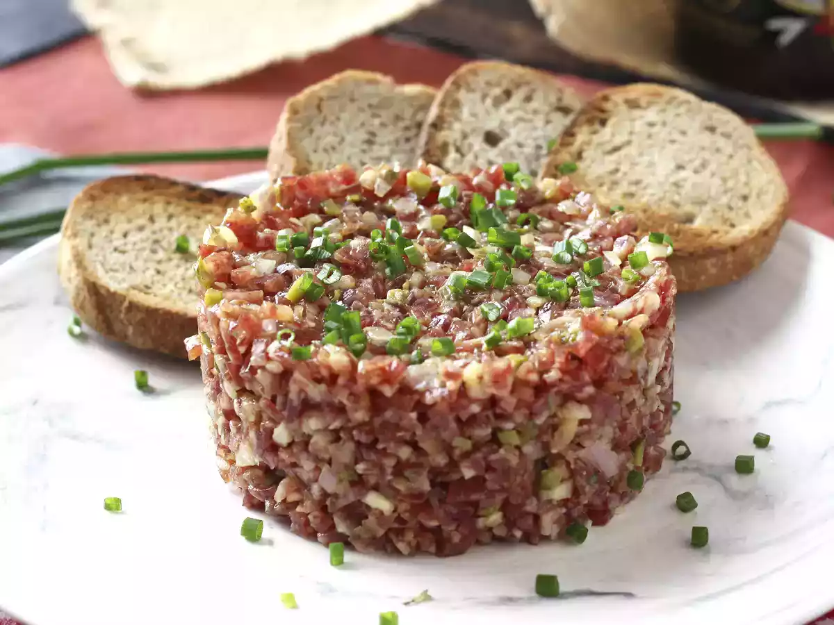 Tartar de fuet: una versión exprés del clásico steak tartar