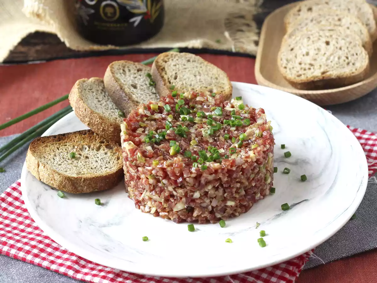 Tartar de fuet: una versión exprés del clásico steak tartar - foto 3