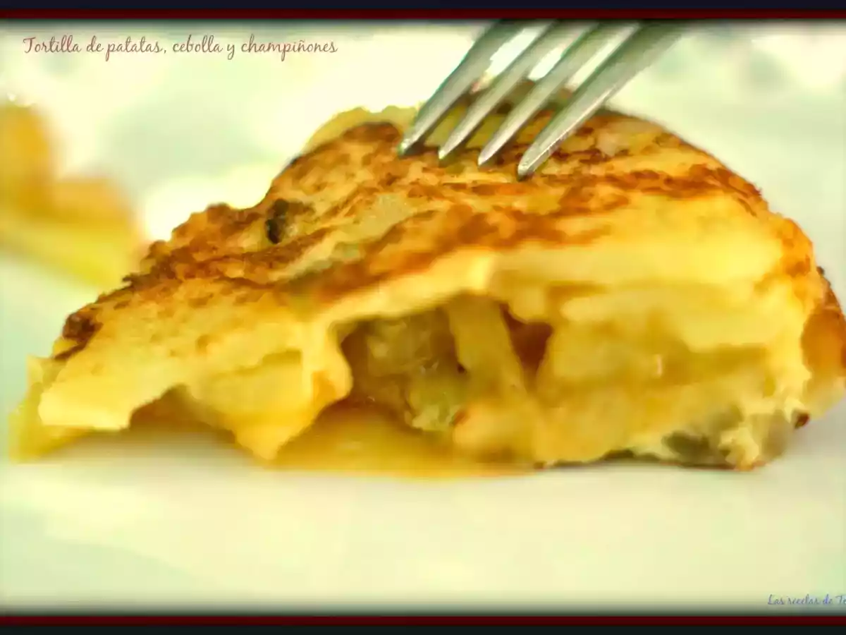 Tortilla de patatas, cebolla y champiñones