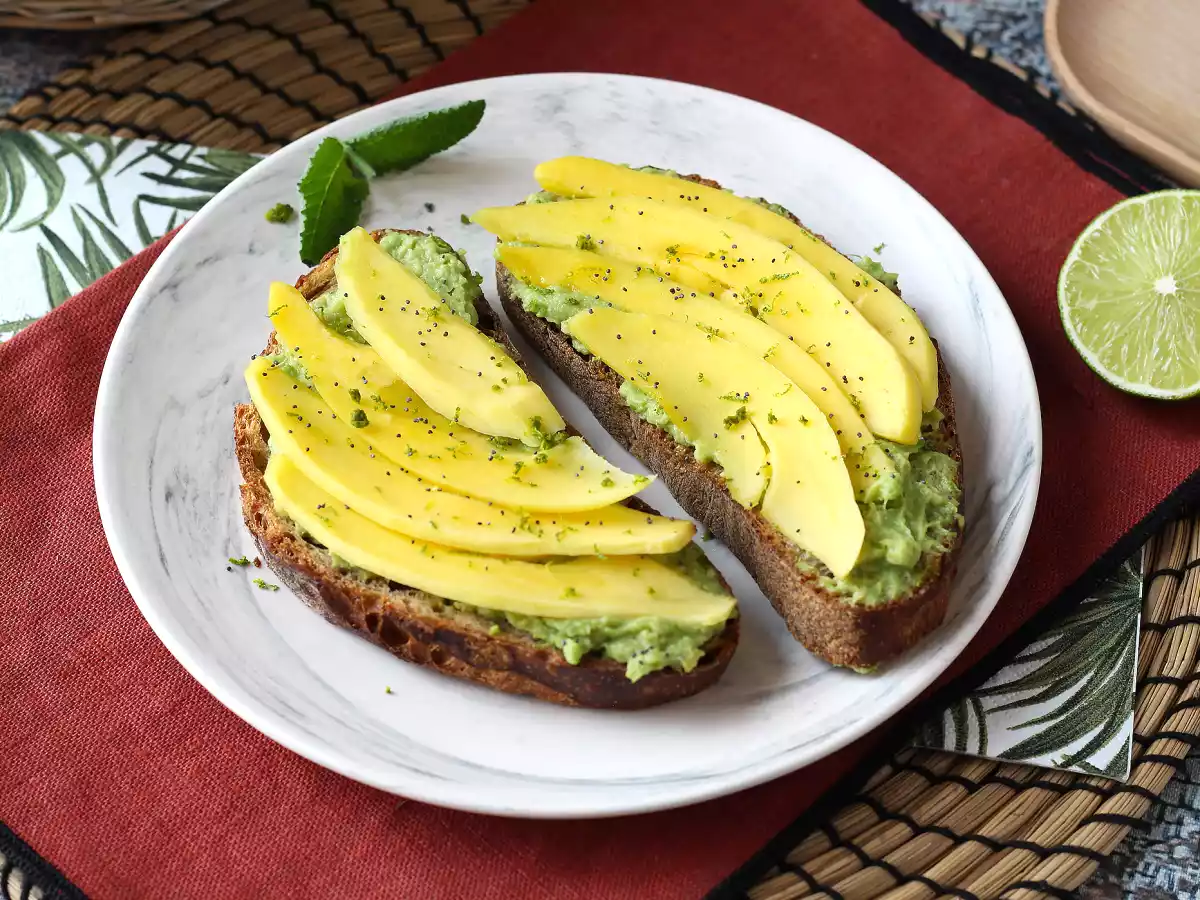 Tostada de aguacate con mango y lima: una receta fresca, rápida y llena de sabor