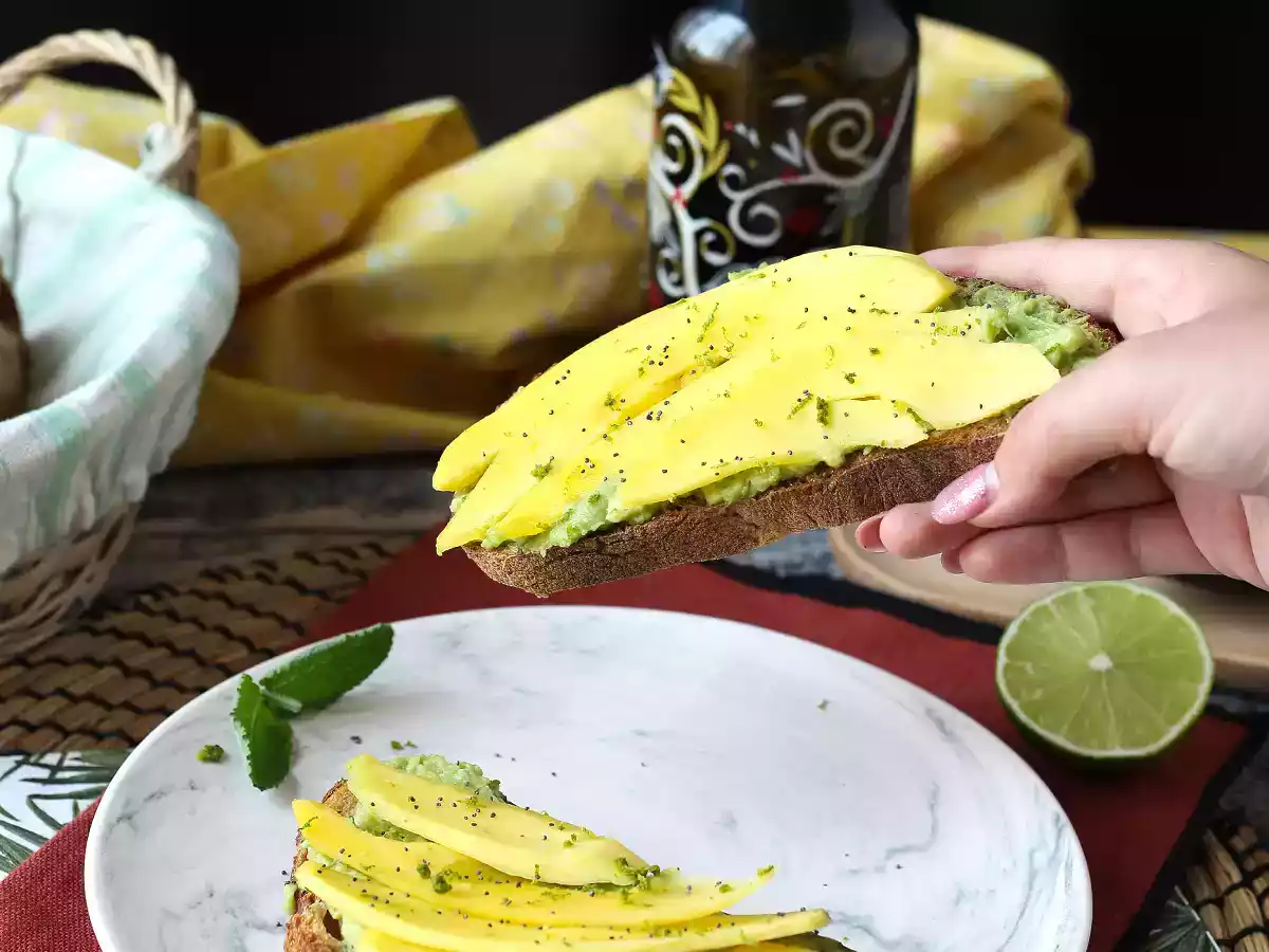 Tostada de aguacate con mango y lima: una receta fresca, rápida y llena de sabor - foto 2