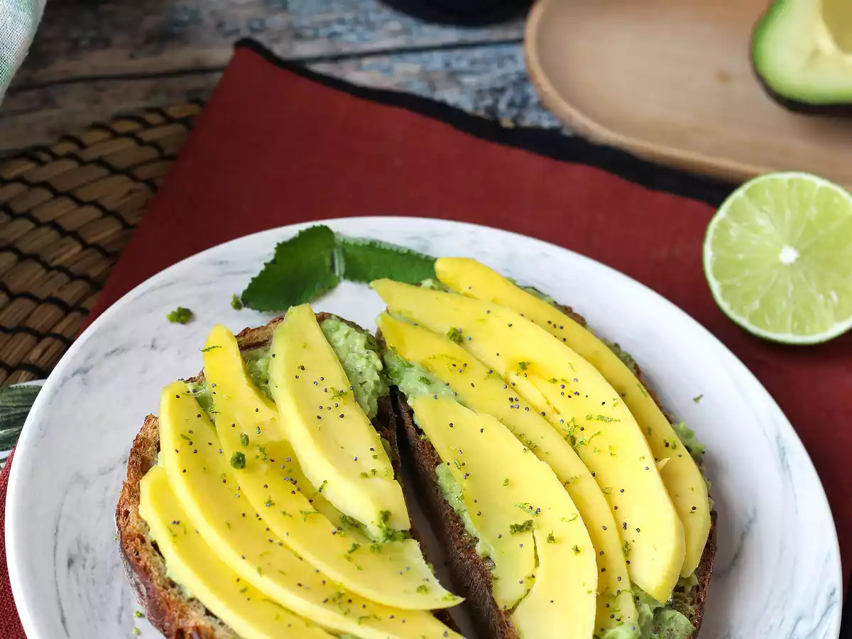Tostada de aguacate con mango y lima: una receta fresca, rápida y llena de sabor - foto 3