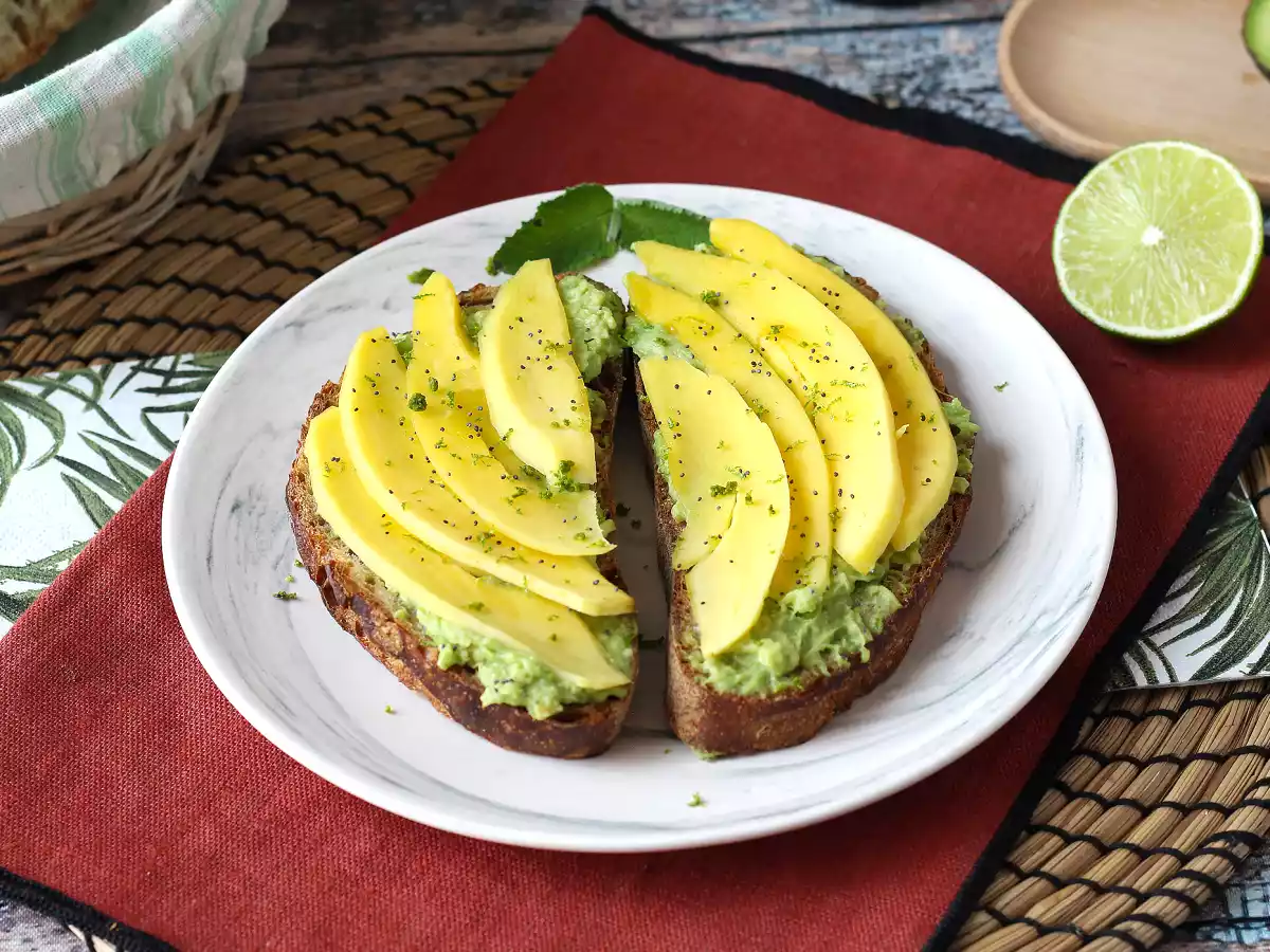 Tostada de aguacate con mango y lima: una receta fresca, rápida y llena de sabor - foto 4