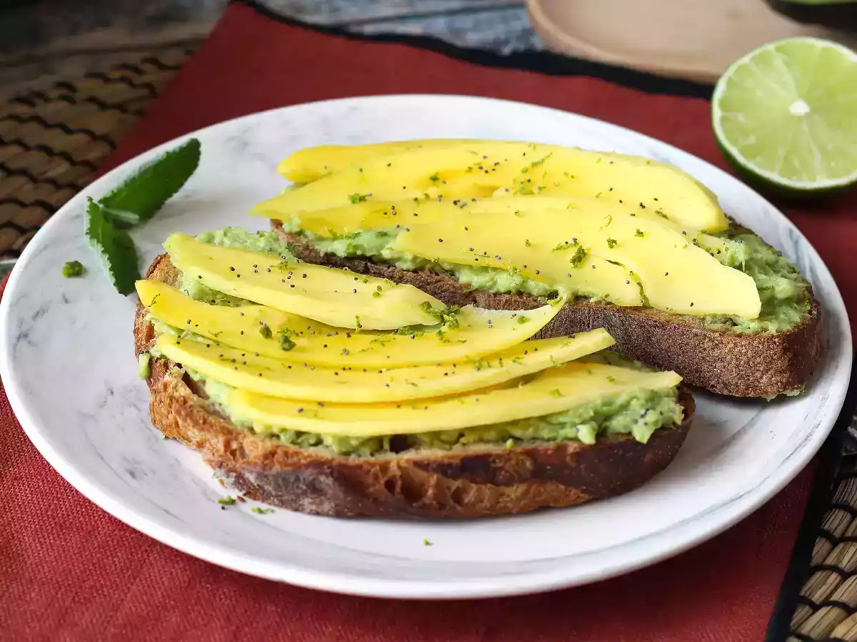 Tostada de aguacate con mango y lima: una receta fresca, rápida y llena de sabor - foto 5