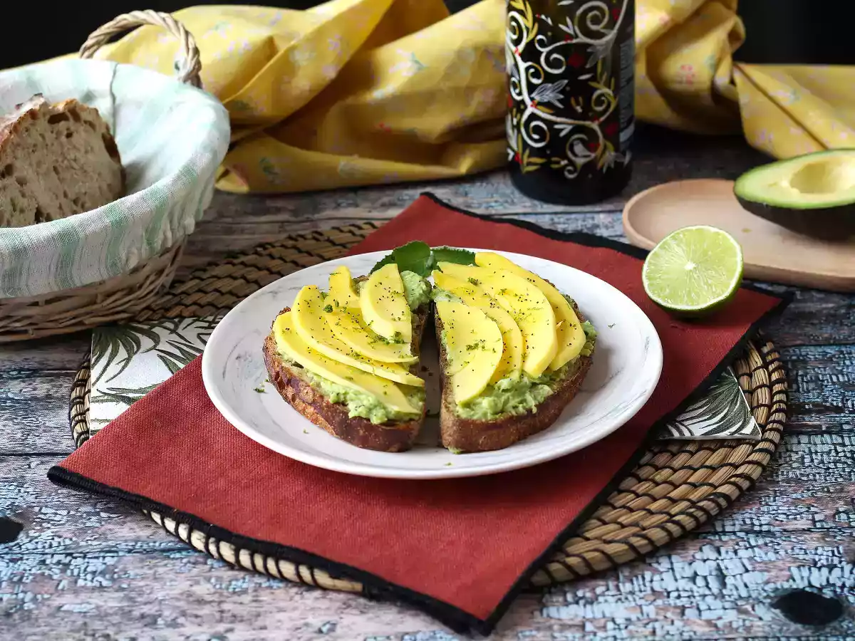 Tostada de aguacate con mango y lima: una receta fresca, rápida y llena de sabor - foto 6