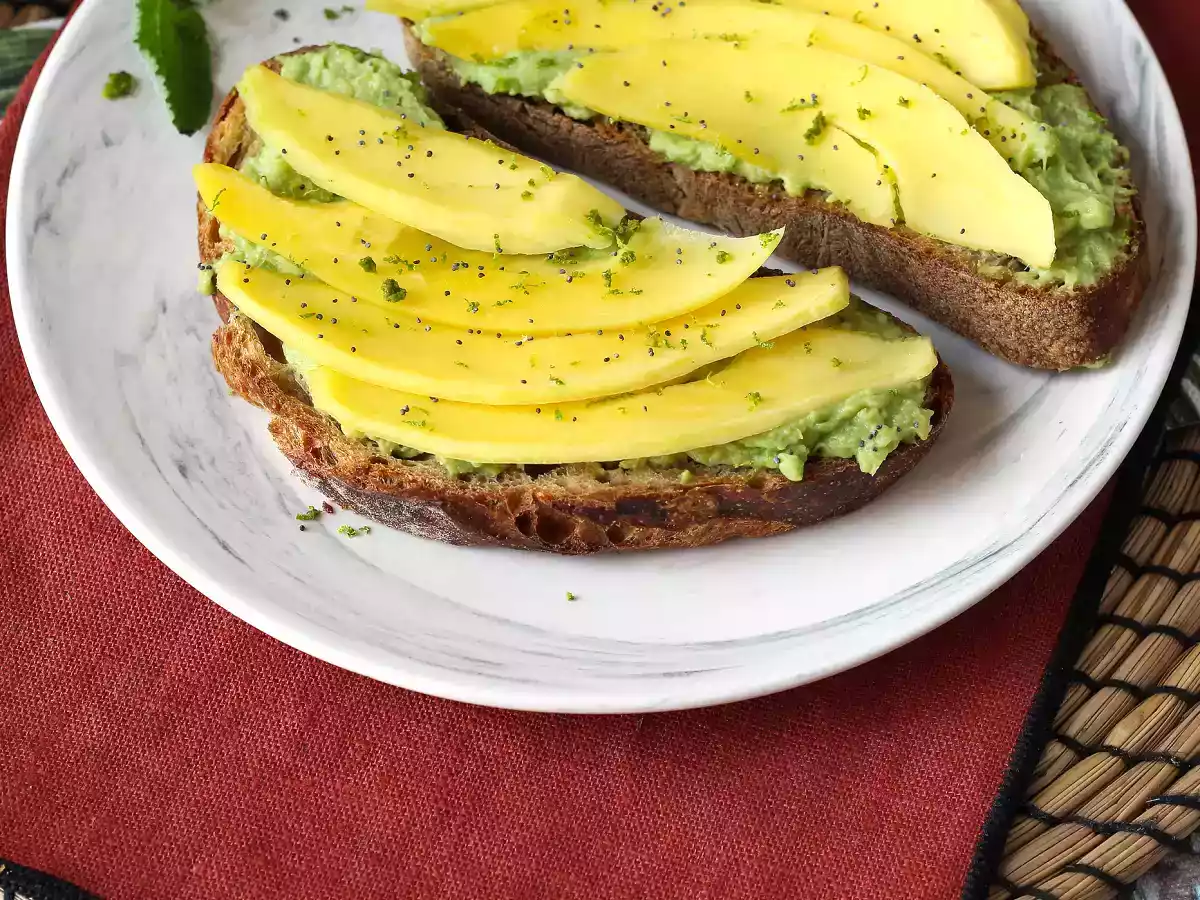 Tostada de aguacate con mango y lima: una receta fresca, rápida y llena de sabor - foto 7