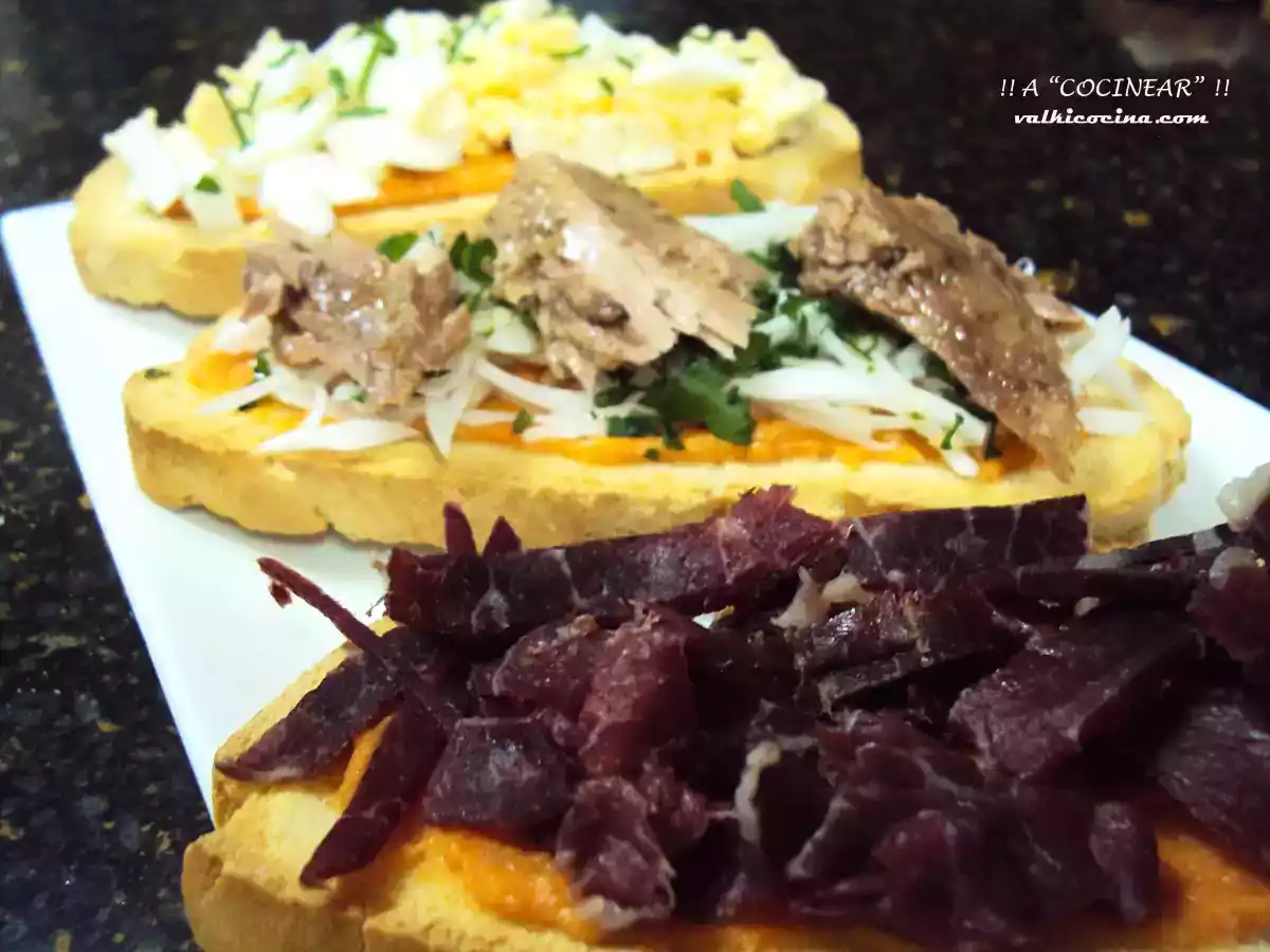 Tostas variadas con base de salmorejo