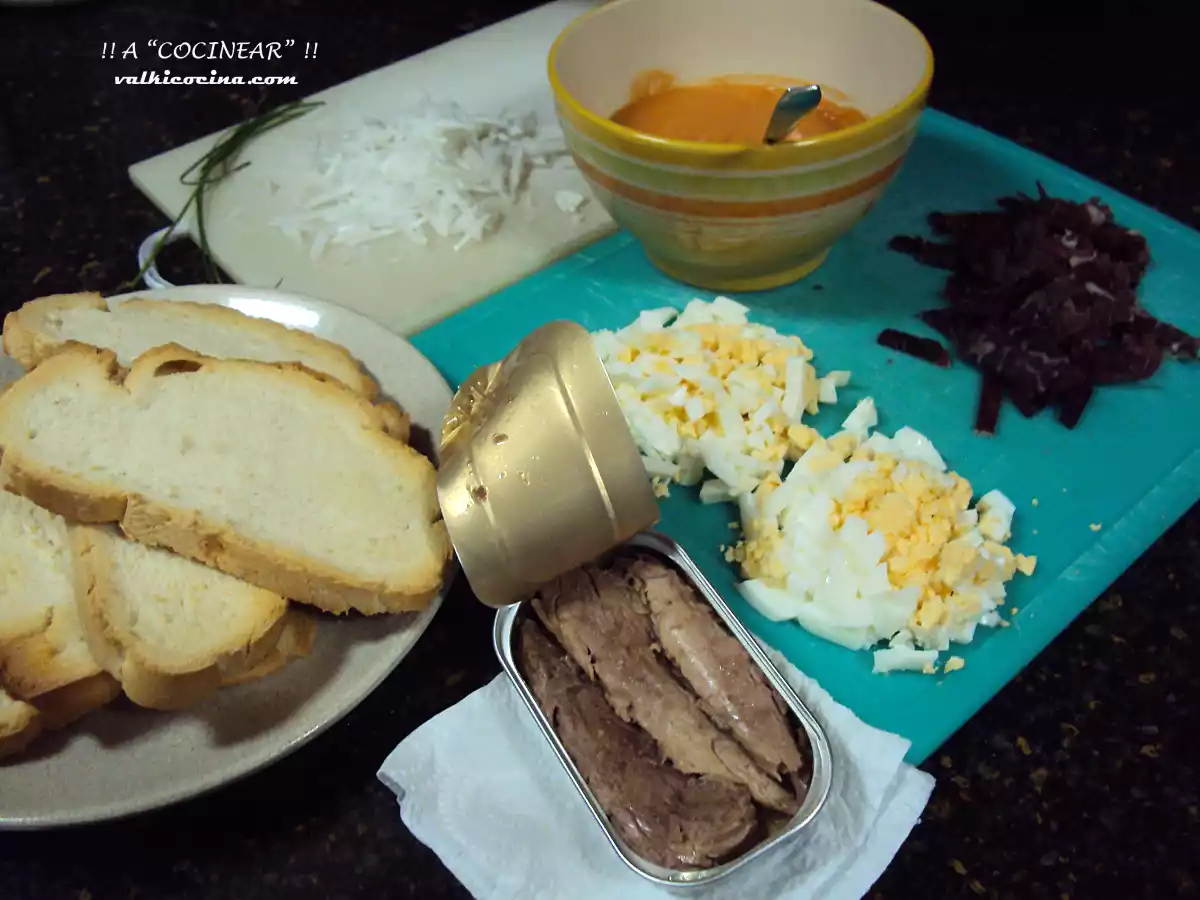 Tostas variadas con base de salmorejo - foto 2