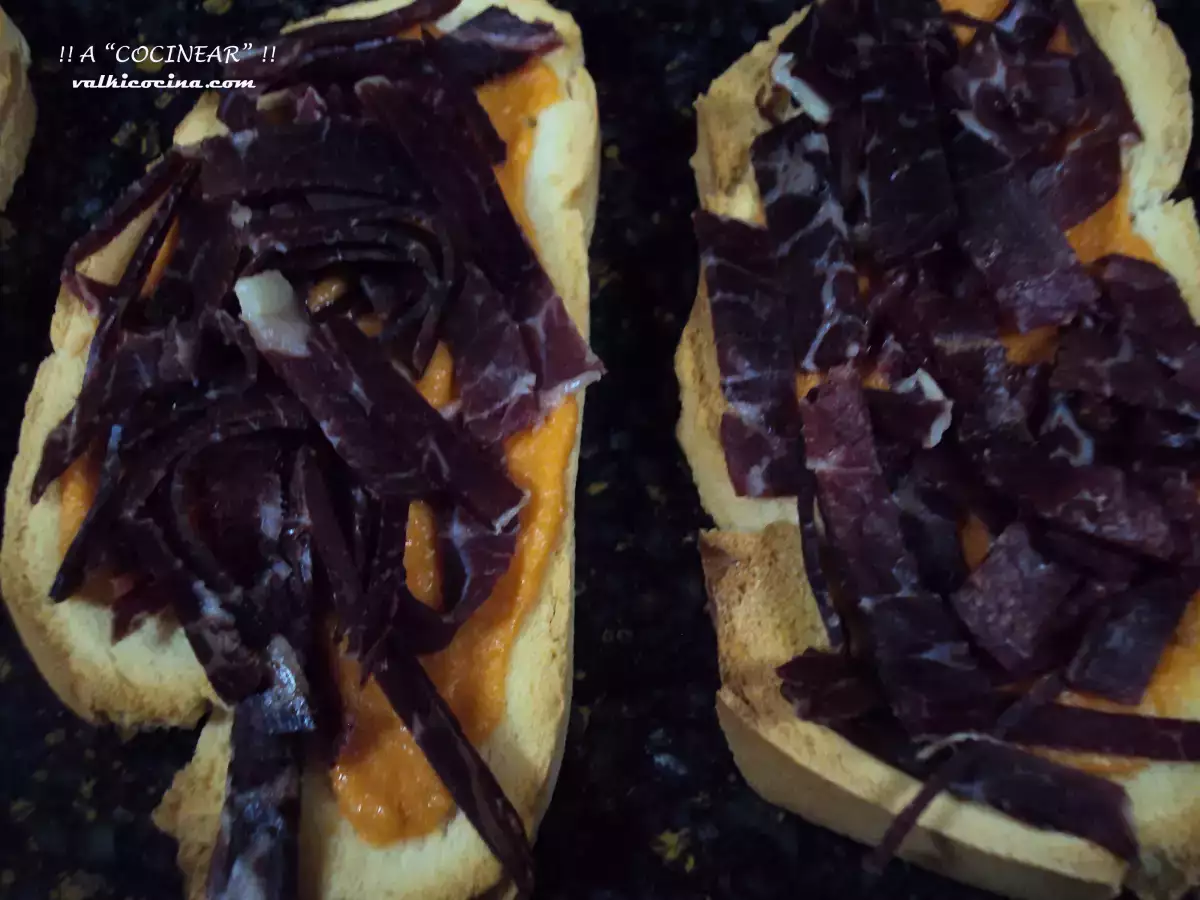 Tostas variadas con base de salmorejo - foto 6