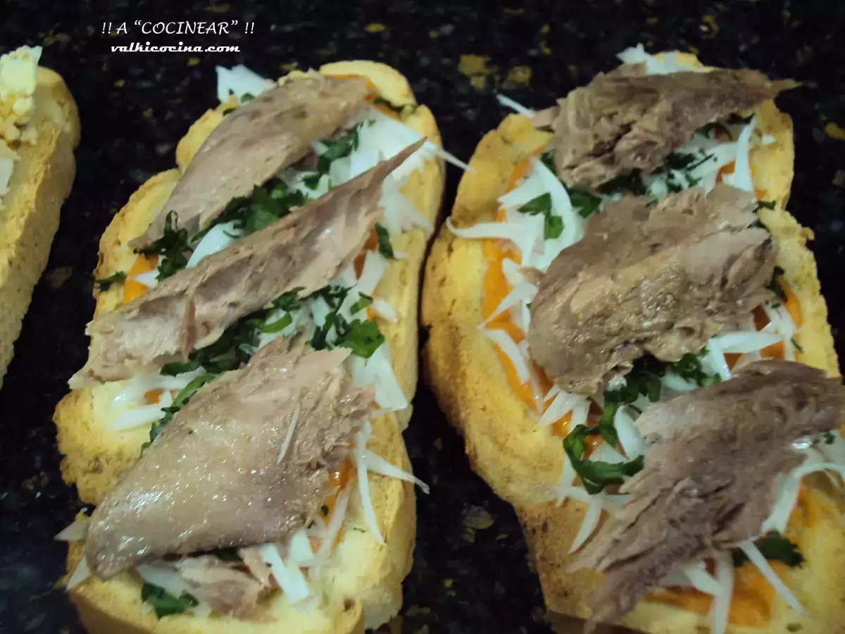 Tostas variadas con base de salmorejo - foto 7