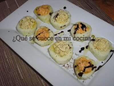 Vasitos de pepino rellenos de paté y hummus de ... altramuces - Receta  Petitchef