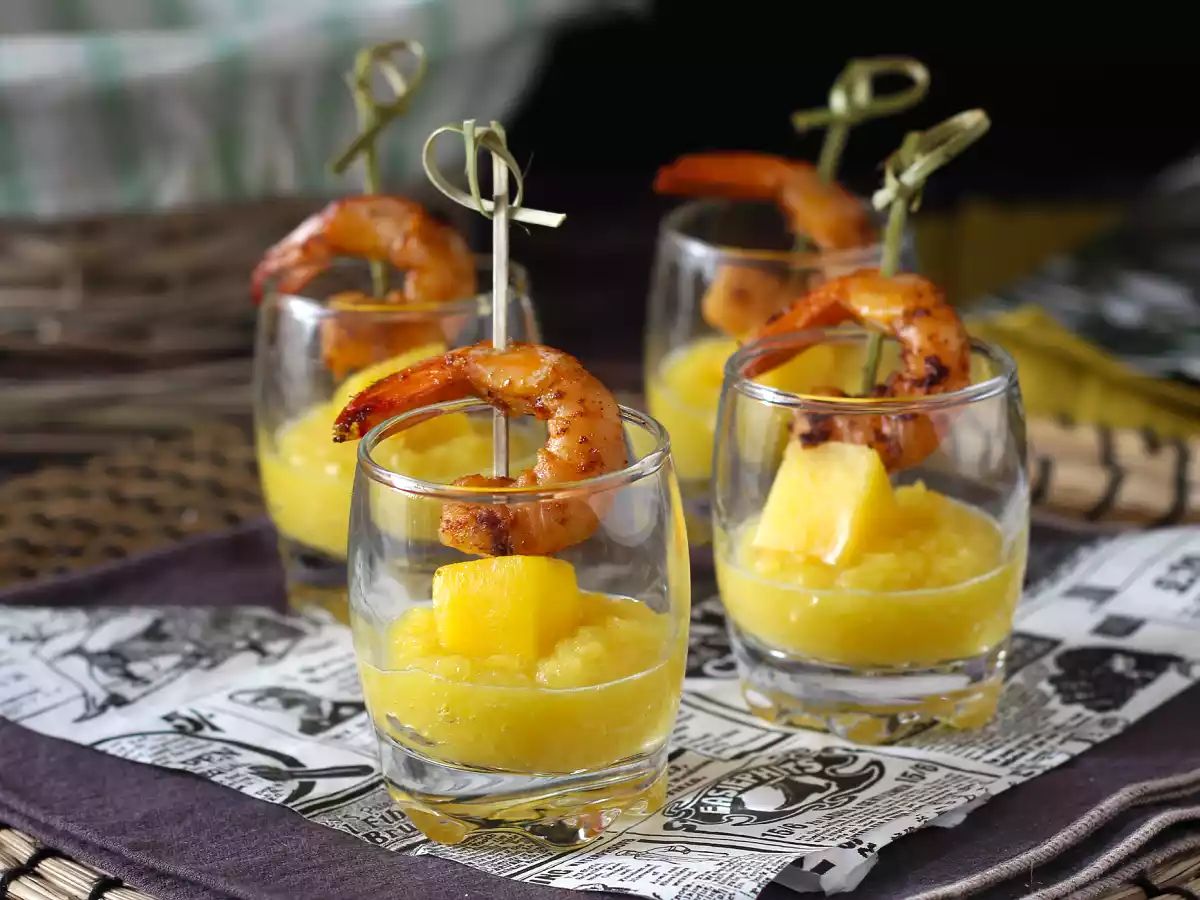 Vasitos salados de brocheta de gambas y mango