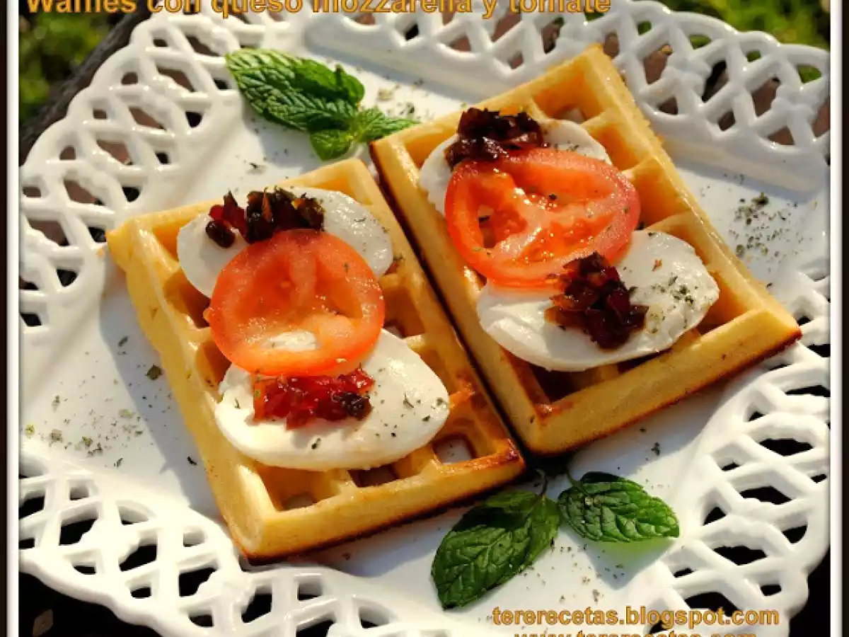 Waffles o Gofres con queso mozzarella y tomate