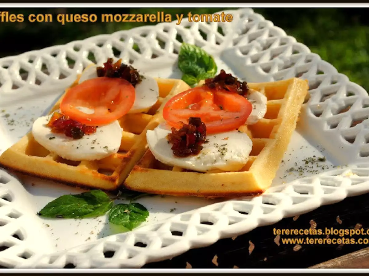 Waffles o Gofres con queso mozzarella y tomate - foto 2