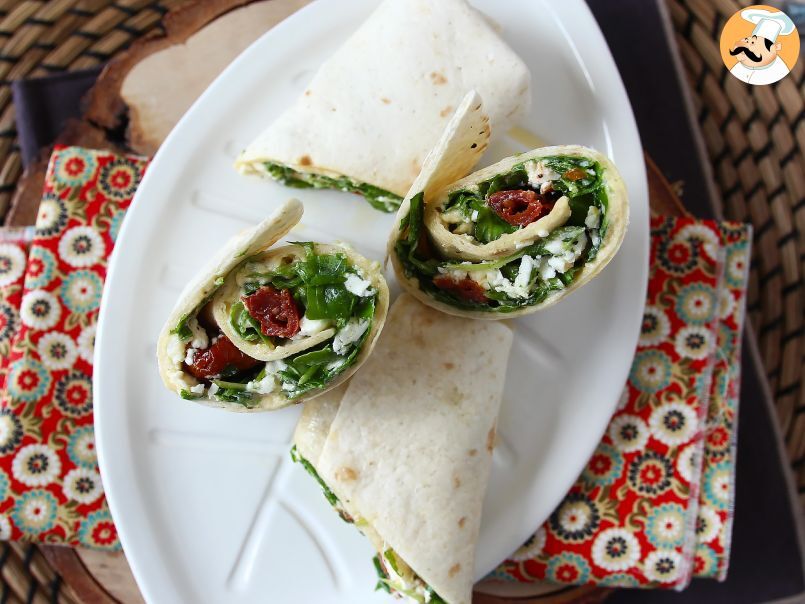 Wrap mediterráneo relleno de hummus, rúcula, pimientos y queso feta - foto 4