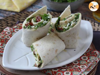 Wrap mediterráneo relleno de hummus, rúcula, pimientos y queso feta - foto 3