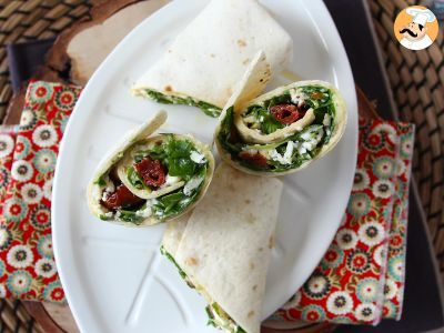 Wrap mediterráneo relleno de hummus, rúcula, pimientos y queso feta - foto 4